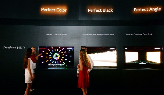 ▲IFA 2015에서 관람객들이 HDR 기술을 적용한 울트라 OLED TV를 살펴보고 있다.(사진=LG전자)