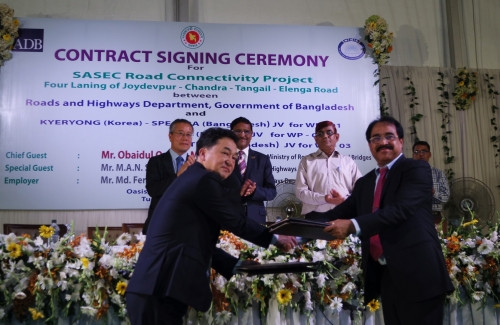 ▲계룡건설은 지난 15일 방글라데시 다카에서 발주처인 현지 도로건설부와 ‘방글라데시 SASEC 도로공사(WP-01공구)’에 대한 계약 체결식을 가졌다. 