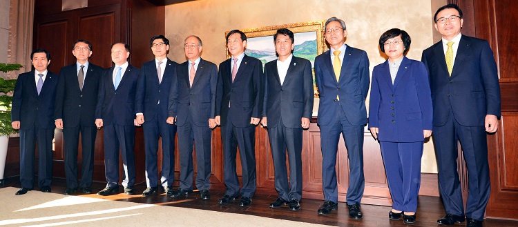 ▲이주열(오른쪽 다섯번째) 한국은행 총재가 18일 오전 서울 중구 남대문로 한국은행에서 열린 금융협의회에서 시중은행장들과 기념촬영을 하고 있다. (사진=뉴시스)