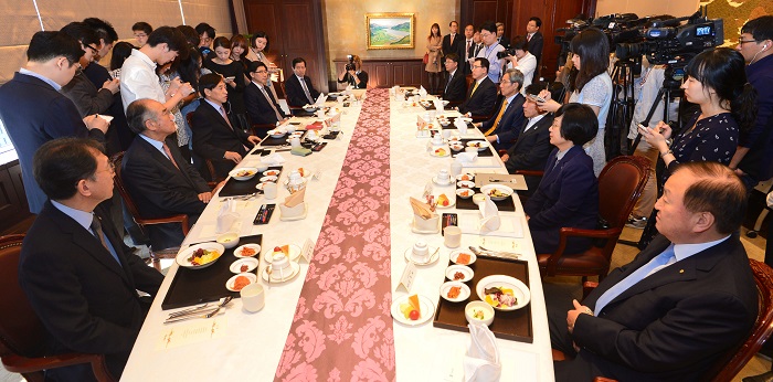 ▲이주열(왼쪽 세번째) 한국은행 총재가 18일 오전 서울 중구 남대문로 한국은행에서 열린 금융협의회에서 모두발언을 하고 있다. (사진=뉴시스)
