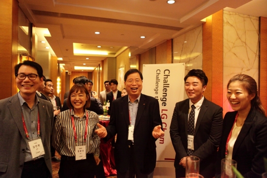 ▲LG화학 박진수 부회장(가운데)과 CHO 김민환 전무(맨 왼쪽)가 19일 중국 베이징 샹그릴라 호텔에서 열린 글로벌 우수인재 채용 행사에서 참가자들과 환담을 나누고있다.(사진제공=LG화학)