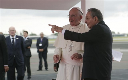 ▲프란치시코(왼쪽) 교황이 19일(현지시간) 쿠바 수도 아바나의 호세마르티 국제공항에 도착해 라울 카스트로 쿠바 국가평의회 의장의 영접을 받고 있다. 아바마/AP뉴시스 