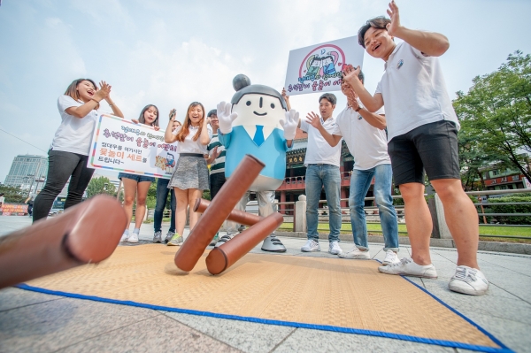 ▲대우건설은 지난 20일, 종각역 보신각 광장 일대에서 추석을 맞아 건전한 명절 놀이문화 만들기 행사를 진행했다.