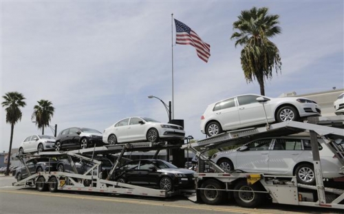 ▲미국 캘리포니아 주 글렌데일의 한 폭스바겐 매장 앞에 회사 차량을 실은 트럭이 세워져 있다. 폭스바겐은 미국에서 배기가스 테스트 부정행위가 적발돼 21일(현지시간) 주가가 19% 폭락했다. 글렌데일/AP뉴시스 