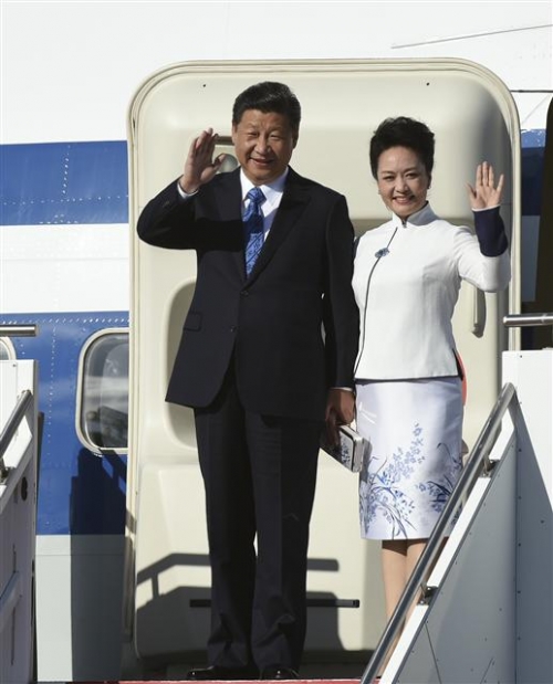 ▲22일(현지시간) 미국 워싱턴주 시애틀에 도착한 시진핑(왼쪽) 중국 국가주석과 펑리위안 여사가 손을 흔들며 인사하고 있다. 사진=신화뉴시스 