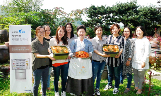 ▲삼성전자가 지난 21일 남양주 봉우리 김치 문화원에서 '지펠아삭 체험단' 발대식을 가졌다. '지펠아삭 체험단'은 이하연 김치 전문가로부터 이색 명품김치 담그기 비법을 배우고 2016년형 삼성 ‘지펠아삭’ 김치냉장고를 체험하는 특별한 시간을 보냈다.(사진=삼성전자)