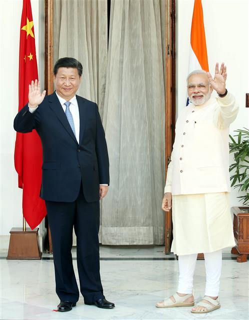 ▲지난 2014년 인도 뉴델리에서 만난 시진핑 (왼쪽) 중국 국가주석과 나렌드라 인도 모디 총리. 사진=신화/뉴시스