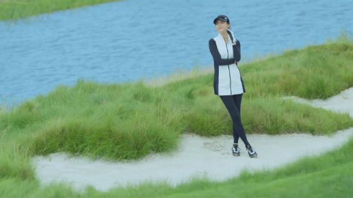 ▲배우 김사랑이 출연한 골프웨어 브랜드 와이드앵글의 CF 장면. 촬영 장소는 경남 남해의 사우스케이프 오너스클럽이다. (와이드앵글)