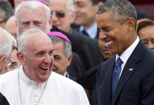 ▲프란치스코(왼쪽) 교황이 22일(현지시간) 워싱턴 D.C. 인근 메릴랜드주에 위치한 조인트 베이스 앤드루스 공군기지에 도착한 후 버락 오바마 미국 대통령과 밝은 모습으로 이야기를 나누고 있다. 사진=AP/뉴시스
