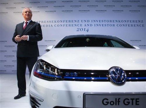 ▲마틴 빈터콘 폭스바겐 최고경영자(CEO)가 지난 13일(현지시간) 독일 프랑크푸르트 모터쇼에서 골프 GTE 전기자동차를 소개하고 있다. 블룸버그 