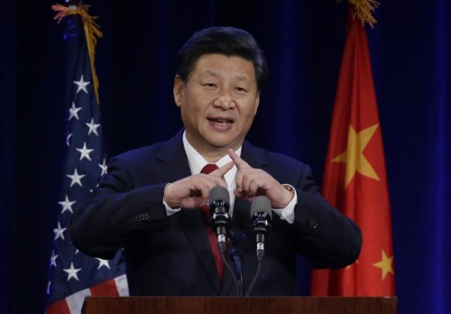 ▲시진핑 중국 국가주석이 22일(현지시간) 미국 시애틀에서 미국과 중국 기업인 등을 대상으로 한 만찬 연설에서 손가락으로 사람을 뜻하는 '人(사람인)'을 만들며 발표하고 있다. 사진=AP/뉴시스