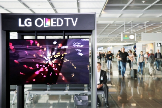 ▲독일 프랑크푸르트에 설치된 LG전자 OLED TV(55EC9310)(사진=LG전자)