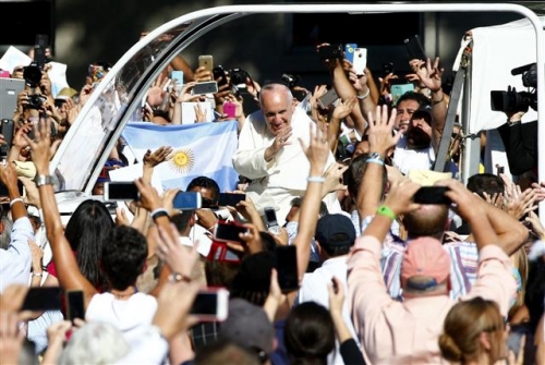 ▲프란치스코 교황이 23일(현지시간) 미국 워싱턴D.C. 카퍼레이드에서 환호하는 군중을 향해 손을 흔들고 있다. 사진=AP/뉴시스