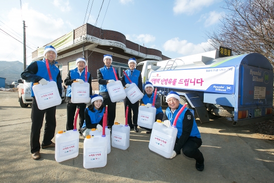 ▲현대오일뱅크 임직원들이 소외된 이웃을 찾아 '사랑의 난방유'를 배달하고 있다. (사진제공=현대오일뱅크)