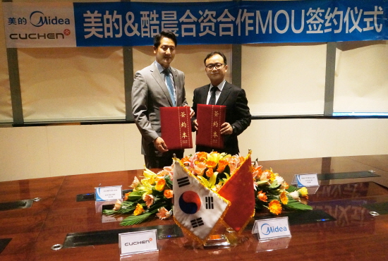 ▲쿠첸 이대희 대표(왼쪽)가 중국 메이디그룹과 MOU를 체결하고 기념촬용을 하고 있다.(사진=쿠첸)