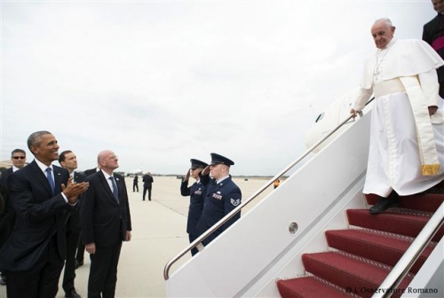 ▲버락 오바마(왼쪽) 미국 대통령이 22일(현지시간) 미국 워싱턴 D.C. 인근 메릴랜드주에 위치한 조인트 베이스 앤드루스 공군기지에 도착한 전용기에서 내리고 있는 프란치스코 교황을 박수를 치며 환영하고 있다. 사진=AP/뉴시스