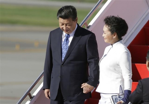 ▲시진핑(왼쪽) 중국 국가주석이 22일(현지시간) 미국 시애틀에 도착한 특별기에서 펑리위안 여사의 손을 꼭잡고 내리고 있다. 사진=AP뉴시스