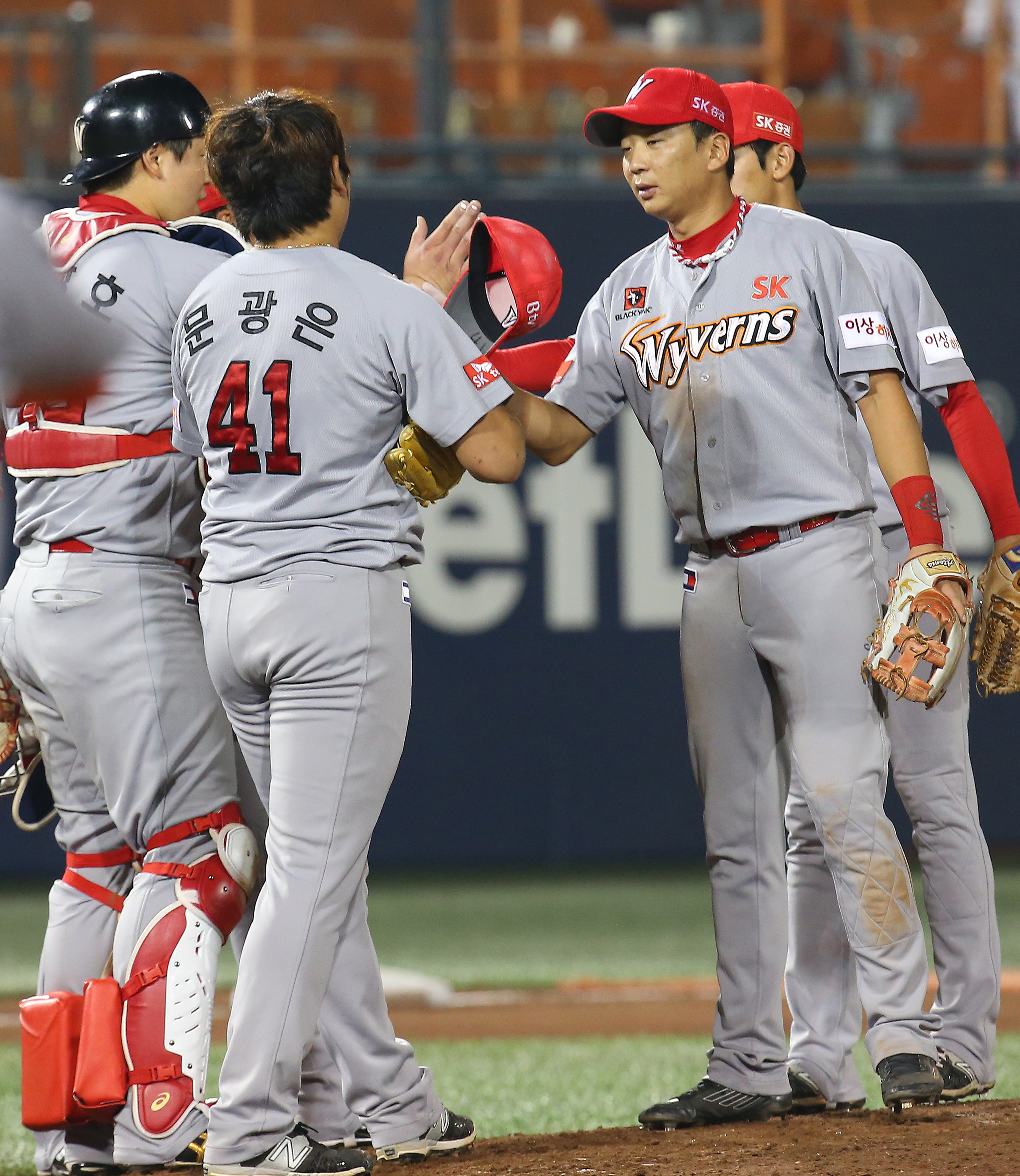 ▲24일 오후 서울 목동야구장에서 열린 2015 프로야구 SK와 넥센의 경기에서 12대 4로 승리한 SK 선수들이 승리를 자축하고 있다.(사진=연합뉴스)