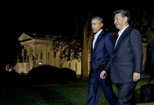 ▲시진핑(오른쪽) 중국 국가주석과 버락 오바마 미국 대통령이 24일(현지시간) 비공식 만찬이 열리는 미국 백악관 맞은 편의 블레어하우스로 향하고 있다. 워싱턴/AP뉴시스