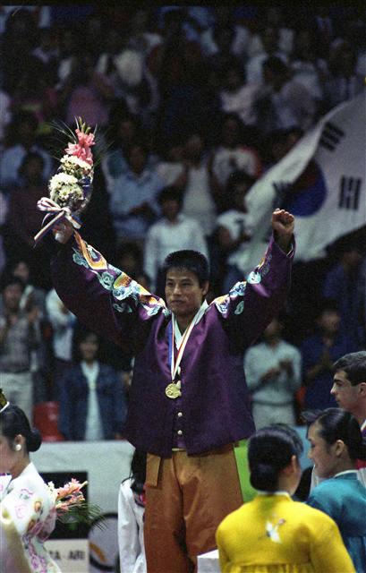 ▲1988년 서울올림픽 유도 금메달리스트 김재엽이 당시 한복을 입고 시상대에 올라 두 손을 들어 인사하고 있다.   (사진=뉴시스)