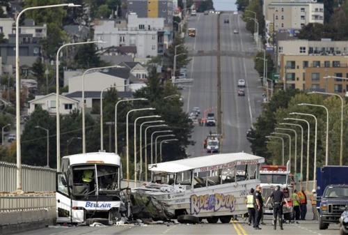 ▲미국 워싱턴주 시애틀에서 25일(현지시간) 한국인 등 노스시애클 칼리지 교확학생을 태운 전세버스가 관광용 수륙양용 버스와 충돌했다. 사진=AP/뉴시스