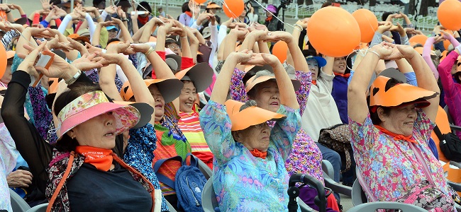 ▲지난 23일 오전 서울 마포구 월드컵공원 내 평화의공원 유니세프광장에서 열린 '제6회 마포 치매극복 걷기대회'에서 참가자들이 출발전 준비운동을 하고 있다. 이번 행사는 치매에 대한 부정적인 인식을 개선하고 치매도 예방과 치료관리가 가능하다는 사회적인 이해를 확산시키기 위해 마련됐다. 2015.09.23.(출처: 뉴시스)