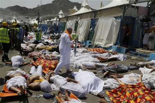 ▲24일(현지시간) 사우디아라비아 이슬람 성지 메카에서 발생한 대형 압사사고의 사망자 시체가 거리에 너부러져 있다. 사진=AP/뉴시스