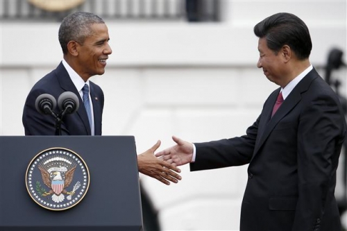 ▲미국 워싱턴D.C. 백악관에서 25일(현지시간) 정상회담 후 가진 기자회견에서 버락 오바마(왼쪽) 미국 대통령과 시진핑 중국 국가주석이 악수를 하고 있다. 사진=AP/뉴시스