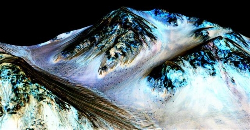 ▲NASA가 28일(현지시간) 기자회견에서 화성에 소금물이 지금도 흐르고 있다는 증거를 제시했다. 사진은 NASA가 공개한 화성 사진. 물은 이미 증발했지만 흐른 흔적은 뚜렷하게 보이고 있다. AP뉴시스