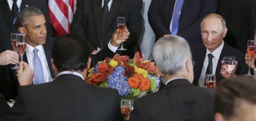 ▲버락 오바마(맨 왼쪽) 미국 대통령과 블라디미르 푸틴 러시아 대통령이 28일(현지시간) 뉴욕 유엔 본부에서 열린 정상 오찬에서 잔을 들어 건배하고 있다. 뉴욕/AP뉴시스