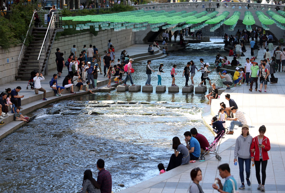 ▲추석 연휴의 마지막 날인 지난 29일 서울 청계천을 찾은 시민들이 산책을 즐기고 있다. 다음 달 1일은 청계천이 복원된 지 10년째 되는 날로 그동안 청계천에는 1억 9000만명의 내·외국인이 방문했으며 내년 초면 2억명을 돌파할 것으로 서울시는 예상했다.(사진=연합뉴스)