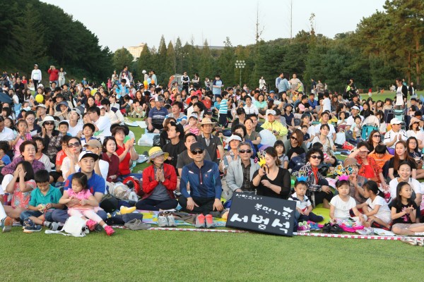 ▲신안그룹이 지난 19일 마련한 골프장 무료 개방 행사에 참여한 지역주민들이 기념사진을 찍고 있다.