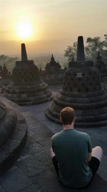 ▲마크 저커버그 페이스북 CEO가 2014년 4월 12일 인도네시아의 유적 보로부두르에서 일출을 바라보고 있다. 기사 내용과는 무관. 사진=저커버그 페이스북