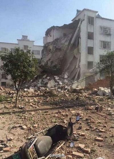 ▲중국 광시좡족 자치구 류저우시 류청현에서 지난달 30일(현지시간) 발생한 폭발사고로 아파트 건물 한쪽이 무너져내렸다. 사진=중국중앙(CC)TV 웨이보 캡처 