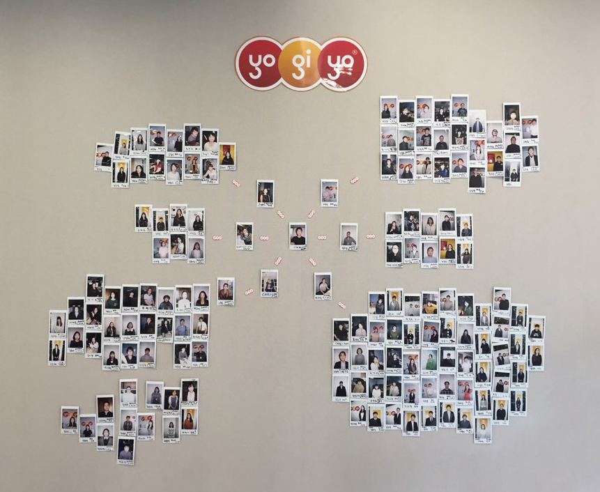 ▲나제원 요기요 대표는 혁신을 함께 만들어가는 전직원들을 기억하기 위해 직접 사진을 찍은 뒤 사무실 한쪽 벽을 내어 붙여놓는다. 직원이 늘어날 때마다 넓어지는 사진은 마치 성장하는 요기요의 모습을 보는것 같다고 설명했다. 사진제공 요기요
