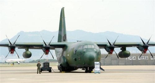 ▲아프가니스탄 동부 잘랄라바드 공항에 추락한 미국 제774 원정공수대 소속 C-130J 허큘리스 수송기. 사진=뉴시스
