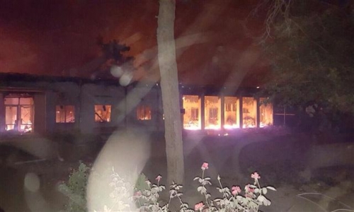 ▲아프가니스탄 북부 쿤두즈에서 3일(현지시간) ‘국경없는 의사회’ 병원이 미군 공습으로 불에 타고 있다. 의사회는 이번 공습으로 19명이 사망했다고 밝혔다. 쿤두즈/AP뉴시스
