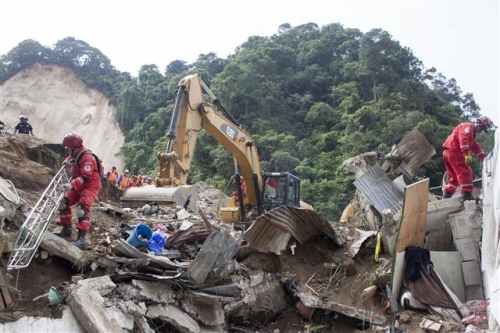 ▲과테말라 수도 과테말라시티 외곽의 한 마을에서 산사태가 일어난 가운데 3일(현지시간) 구조대원들이 잔해를 치우고 있다. 신화뉴시스
