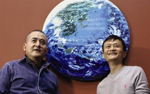 ▲마윈(오른쪽) 알리바바그룸 회장과 중국 현대미술 작가 쩡판즈가 함께 그린 유화 '파라다이스(도화원)' 앞에서 기념사진을 찍고 있다. 사진출처=소더비 