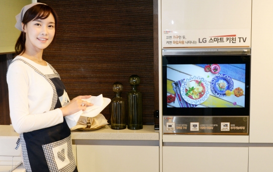 ▲모델이 목동 한샘 플래그 샵에서 LG전자가 출시한 '스마트 키친 TV'를 소개하고 있다. (사진제공=LG전자)