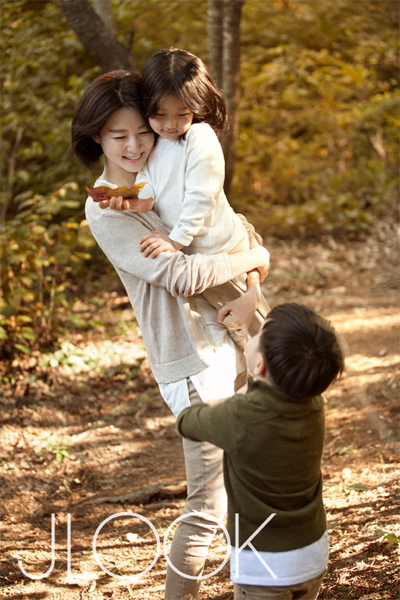 ▲아들, 딸과 함께 일상을 보내고 있는 배우 이영애(사진제공=제이룩)