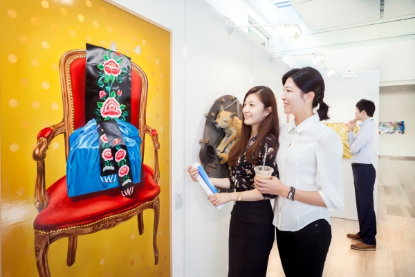 ▲녹십자 직원들이 경기도 용인의 녹십자 R&D센터 로비에서 미술품을 보며 대화를 나누고 있다.