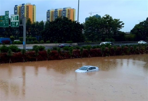 ▲중국 광둥성 광저우에 태풍'무지개'가 뿌린 폭우로 도로의 자동차가 물에 잠겼다. 사진=신화/뉴시스