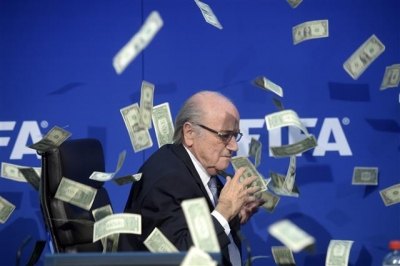 ▲제프 블래터 FIFA 회장이 지난 7월 스위스 취리히에서 열린 기자회견 도중 공개 망신을 당했다. 이날 영국 코미디언 사이먼 브로드 킨이 FIFA의 부패에 항의하는 뜻에서 블래터 회장에게 가짜 지폐 뭉치를 던졌다. AP뉴시스