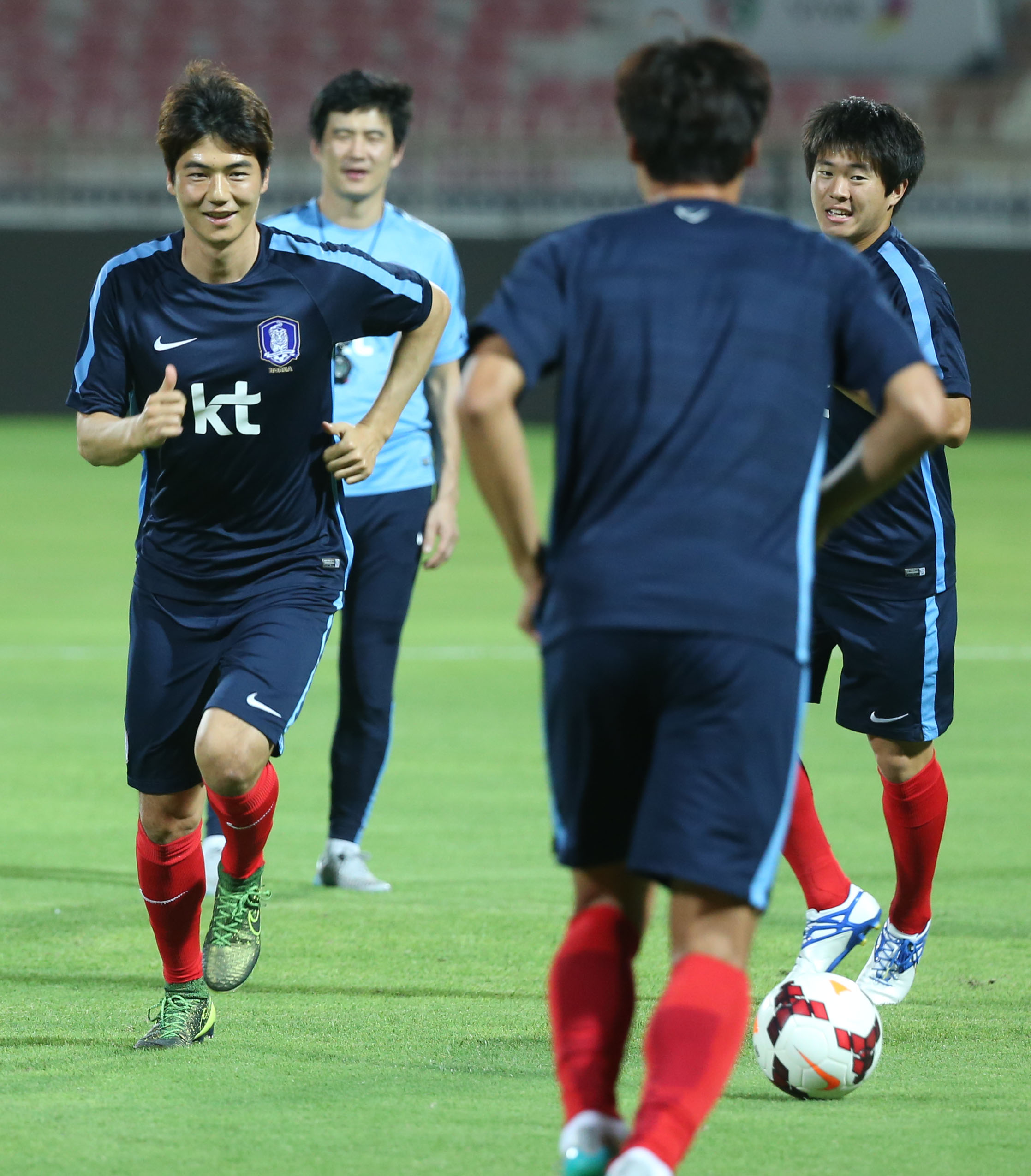 ▲2018 러시아월드컵 아시아지역 2차예선 쿠웨이트와 일전을 앞둔 축구대표팀의 기성용이 8일 오전(한국시간) 쿠웨이트시티의 쿠웨이트SC 스타디움에서 훈련하고 있다.(사진=연합뉴스)