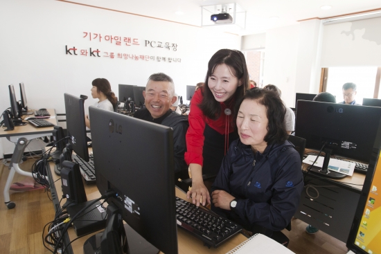 ▲KT가 지난해 10월 전라남도 신안군 임자도에 구축한 임자 기가 아일랜드 내의 PC교육장에서 임자도 주민이 KT IT서포터즈와 함께 컴퓨터 교육을 받고 있는 모습.(사진제공= KT)