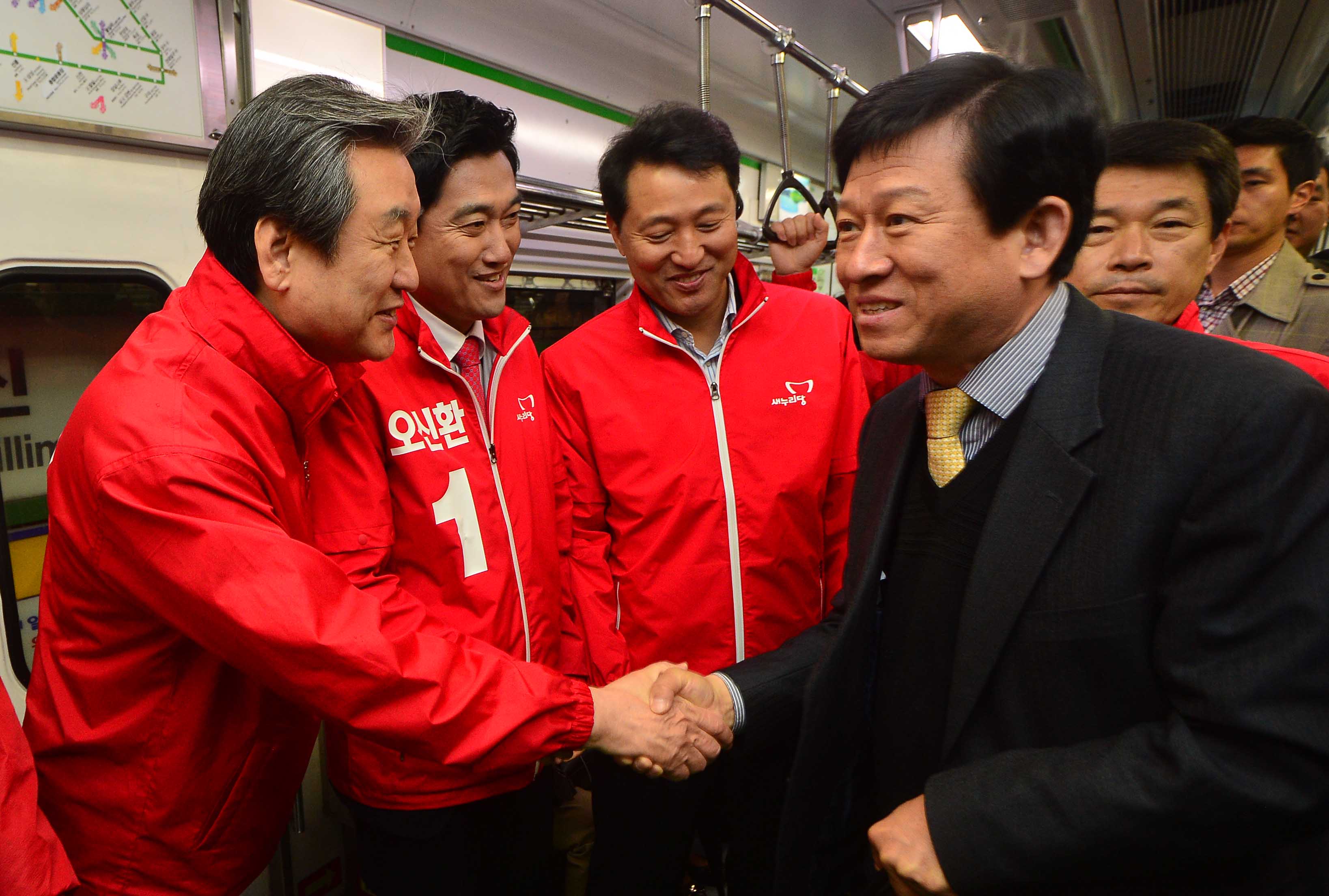 ▲정치인들은 선거철이 되면 유권자의 관심을 끌기위해 지하철에 오른다.(사진=뉴시스)