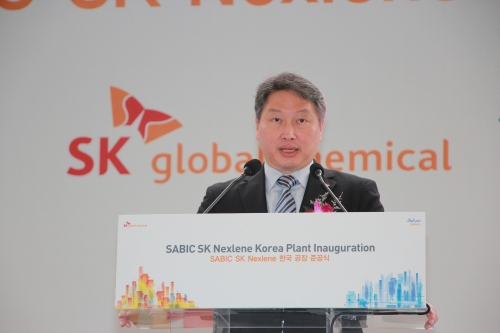 ▲SK종합화학과 사빅(SABIC)과의 합작법인인 SSNC(SABIC SK Nexlene Company) 넥슬렌 공장 준공식에 참석한 최태원 SK그룹 회장이 기념사를 하고 있다.(사진제공=SK그룹)