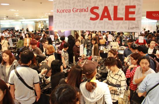 ▲중국인 관광객들이 한국 백화점에서 쇼핑을 하고 있다.(사진제공=롯데백화점)