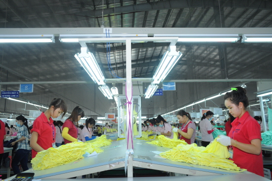 ▲한세실업 베트남 TG법인 공장에서 근로자들이 작업을 진행하고 있다.(사진=한세실업)